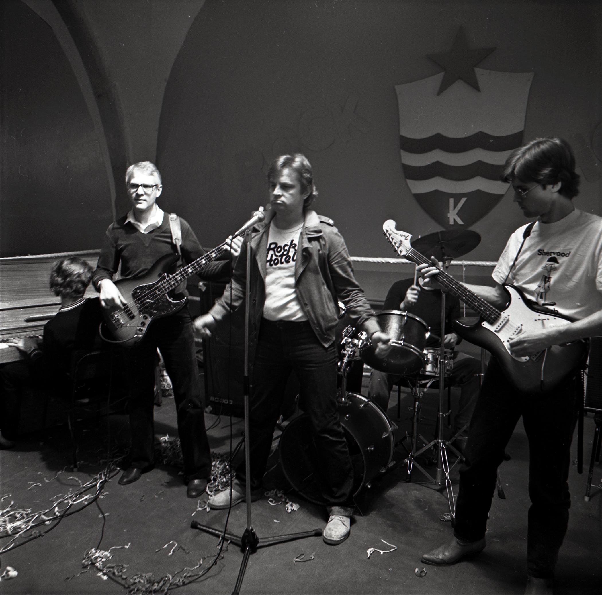 Ansambel Rock Hotel. Heigo Mirka (basskitarr), Ivo Linna (solist), Andres Põldroo (soolokitarr), tagaplaanil Harry Kõrvits (trummid)