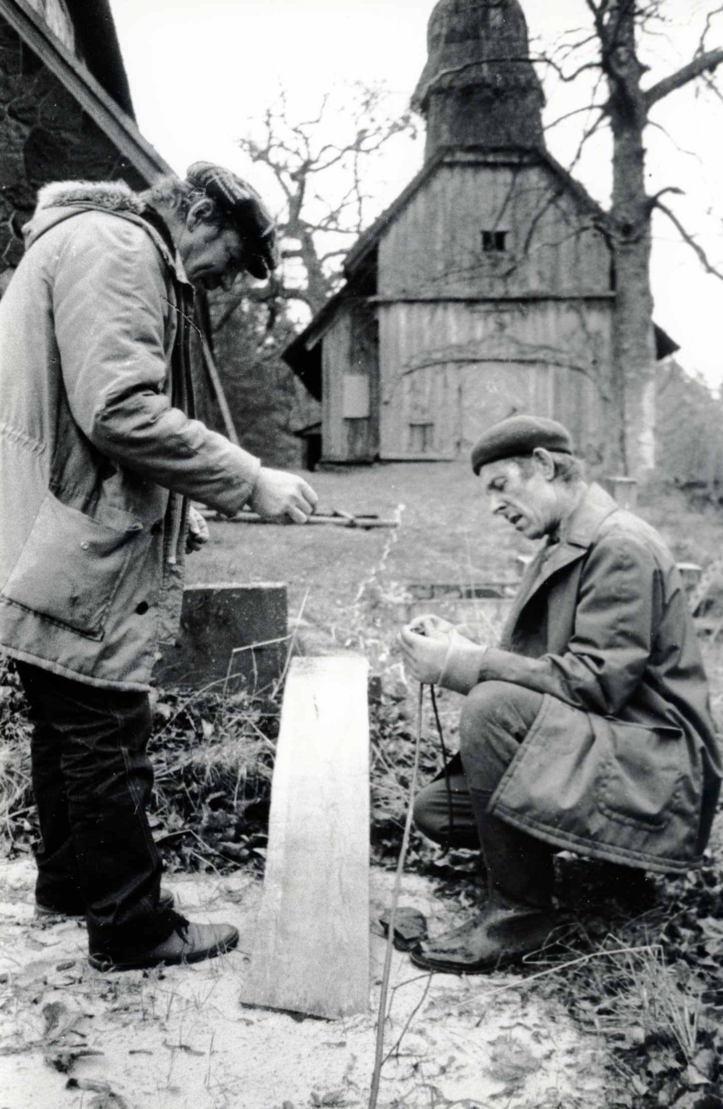 Filmivõtetel Ruhnu puukiriku juures 1986. aasta novembris. Vasakul Ants Vist